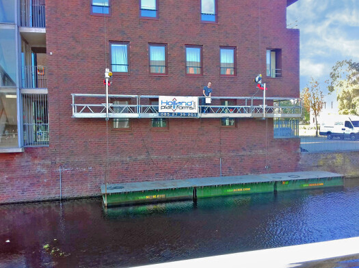 Hangbrug boven het water op Pontons
