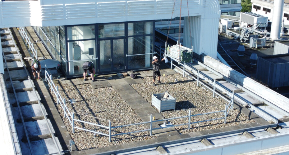 Materiaal lossen op dak