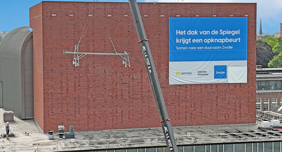 Dakbalken omhoog via kraan