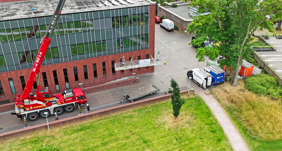 rechte hangbrug via kraan
