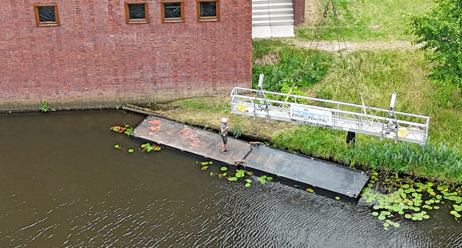 Hangbrug bij pontons water Spiegel Zwolle