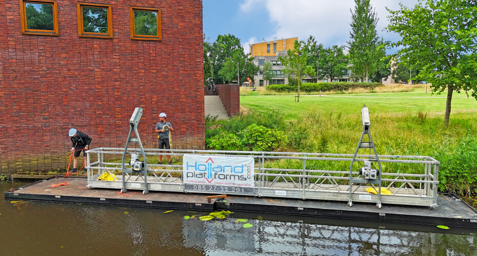  rechte hangbrug via pontons Spiegel water zijde